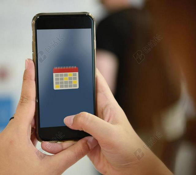 双手拿手机大拇指点击手机屏幕商务图片