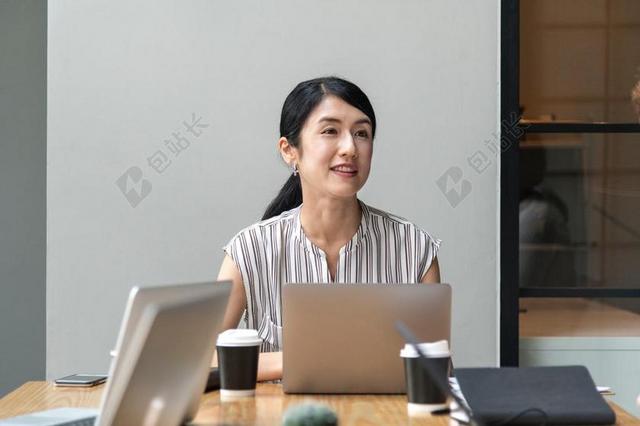 创业女士办公室工作图片